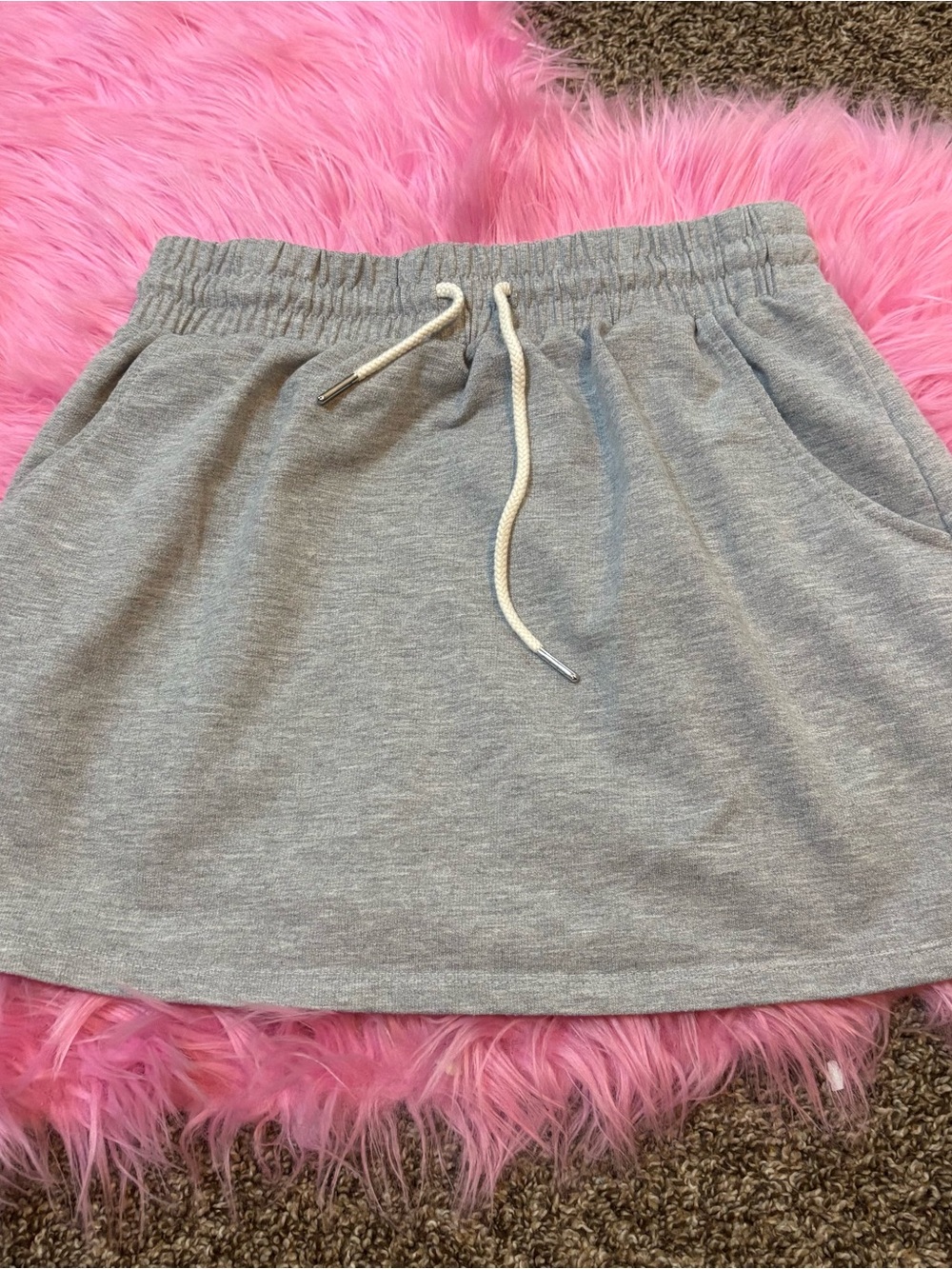 HYFVE Gray Sweatshirt Mini Skirt Women’s Medium Drawstring Elastic Waist Pockets